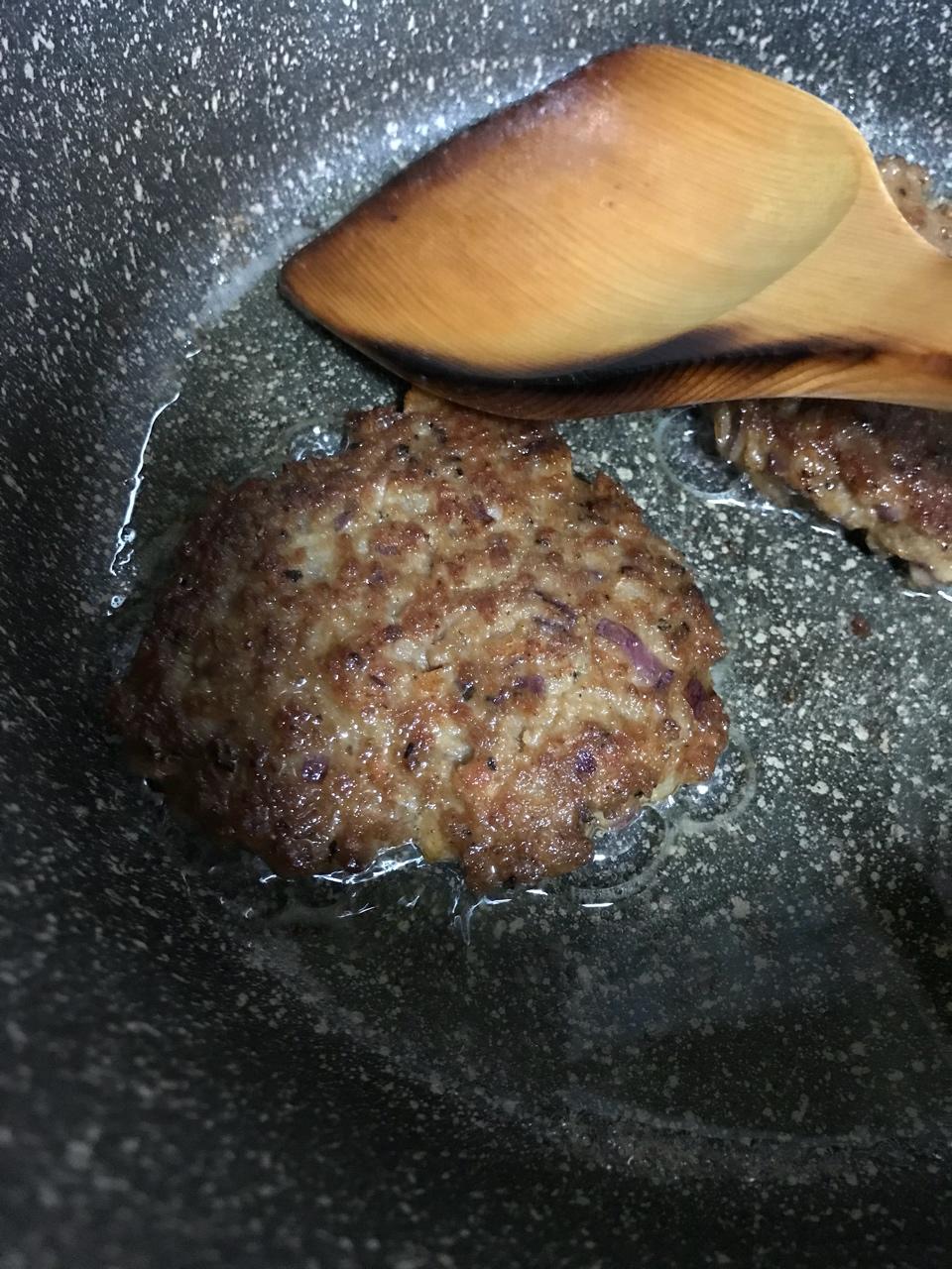不输给牛肉的猪肉汉堡肉饼