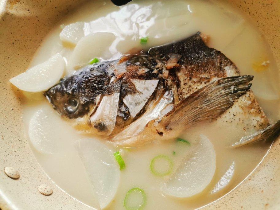 奶白鲜香的鱼头萝卜汤