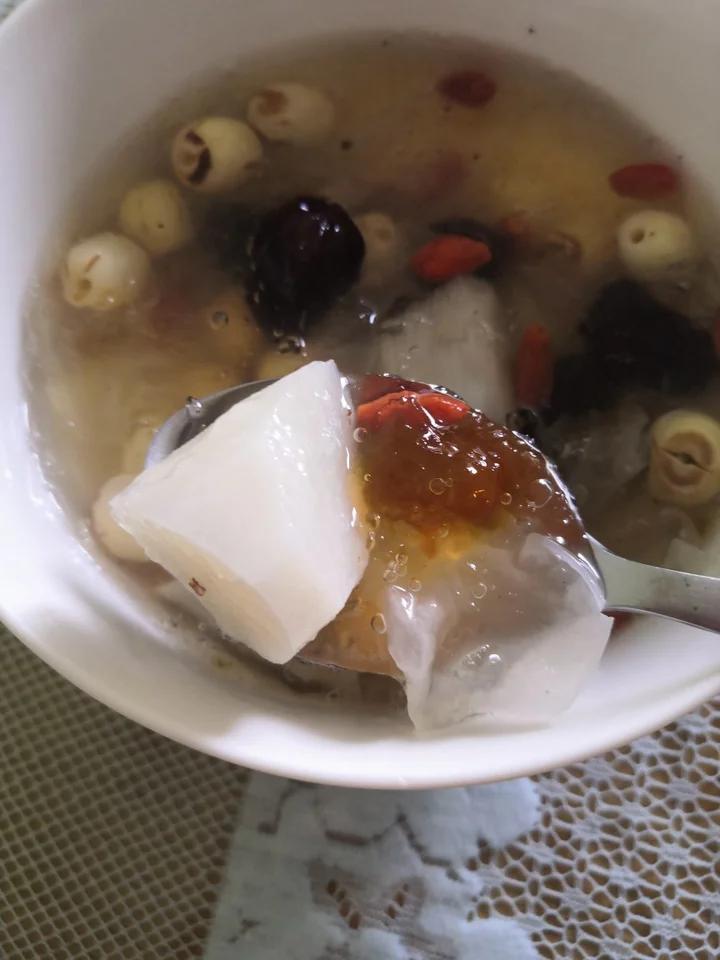 桃胶皂角米雪燕羹