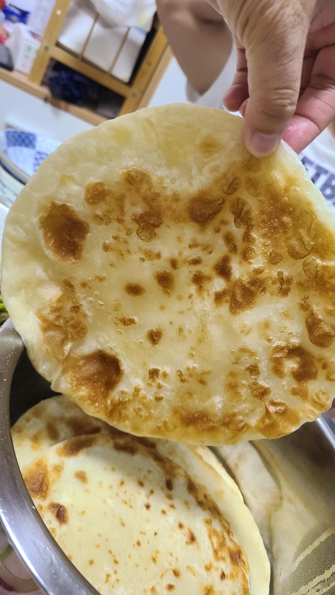 烙饼不硬的小窍门 掌握了你也能看出柔软多层凉了不硬的小油饼