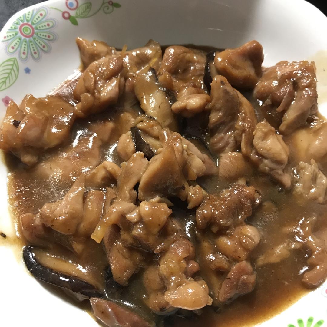 吃香菇焖鸡腿，好下饭。