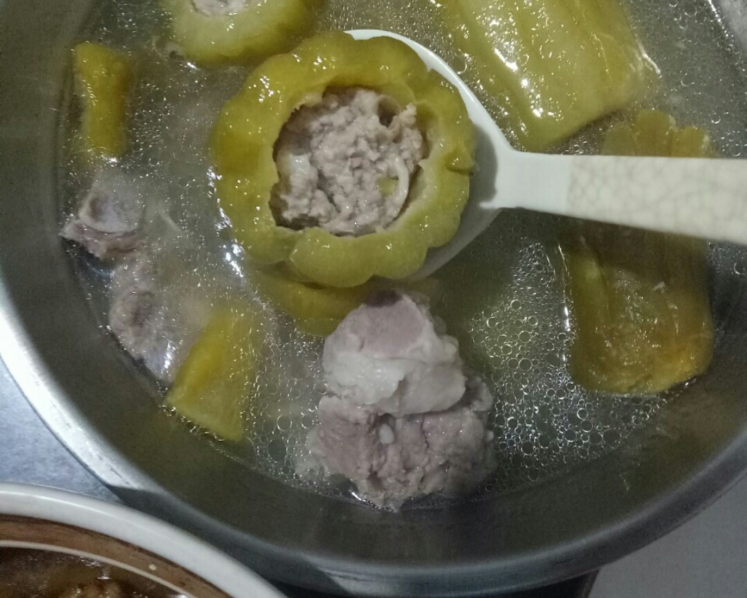 苦瓜酿肉排骨汤的做法