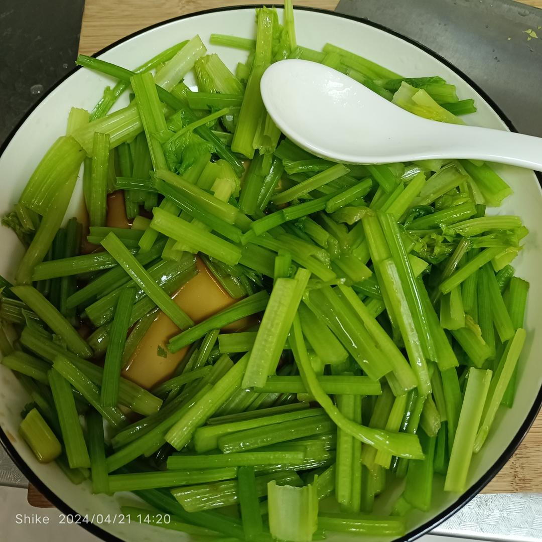 生病时唯一想吃的菜-凉拌芹菜