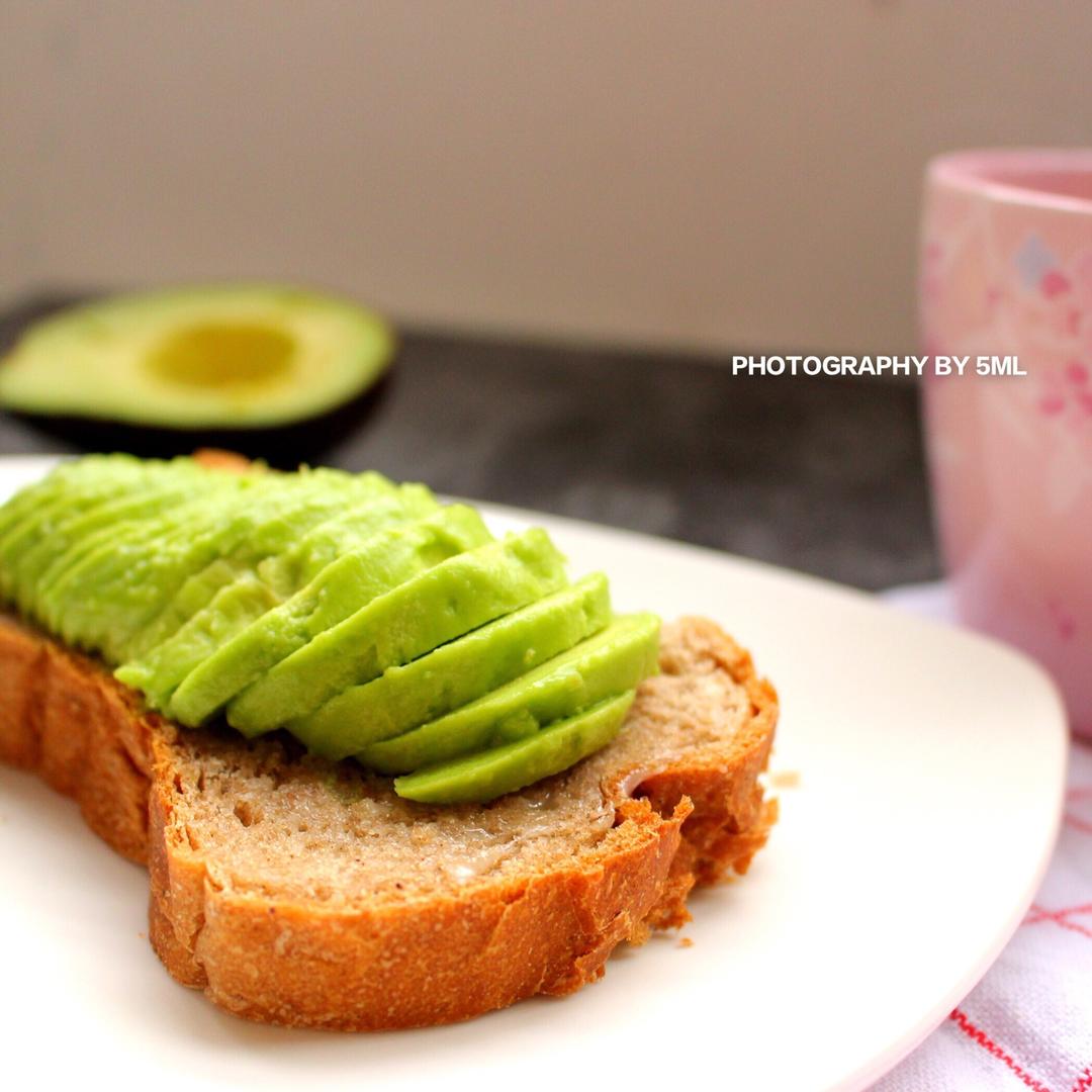 五毫升同学做的牛油果配面包