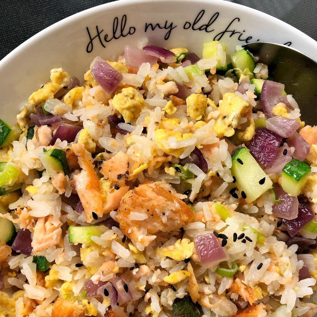 烟熏三文鱼牛油果香松炒饭