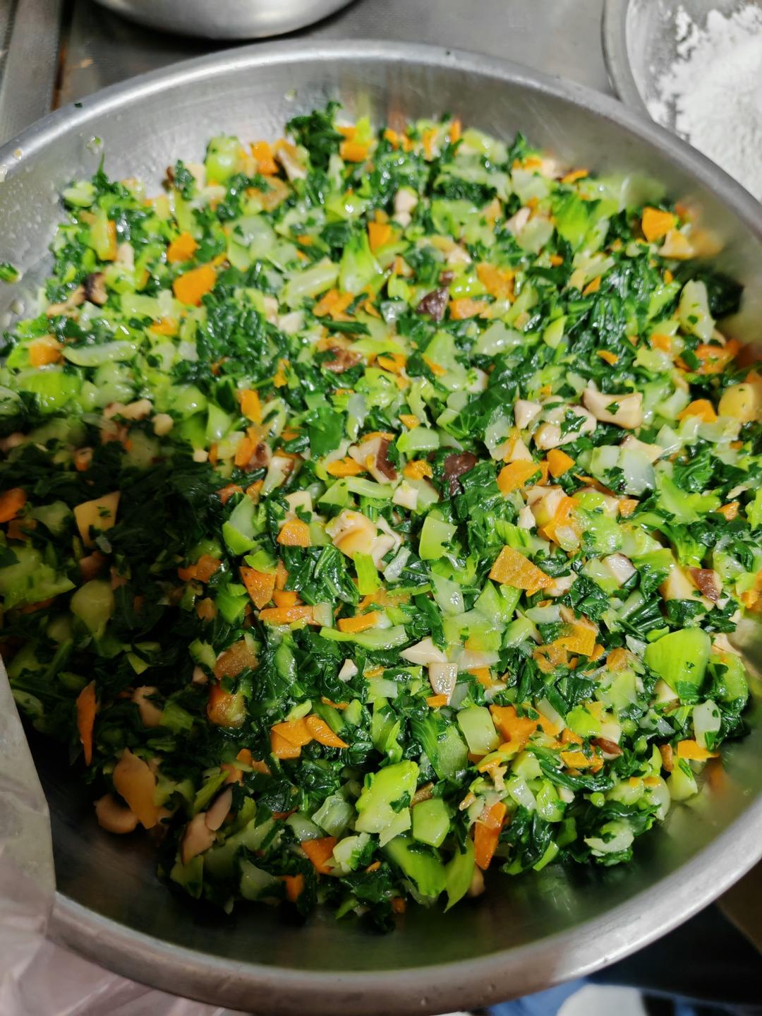 碧绿的香菇菜包子