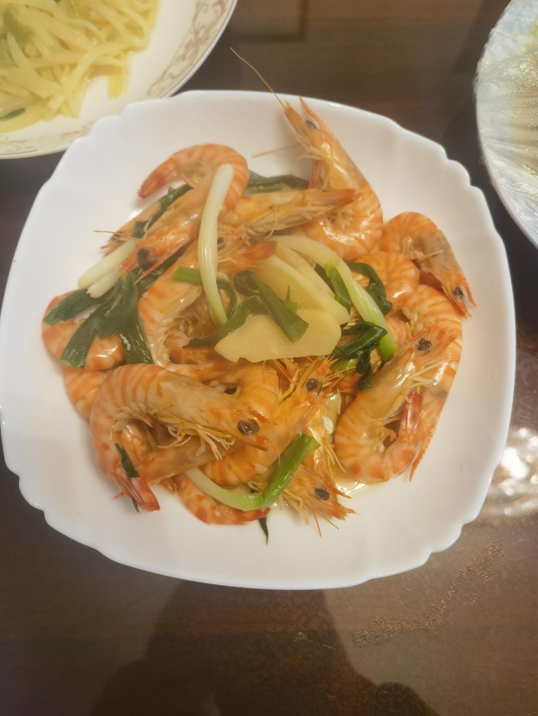 没有一滴水的白灼斑节虾