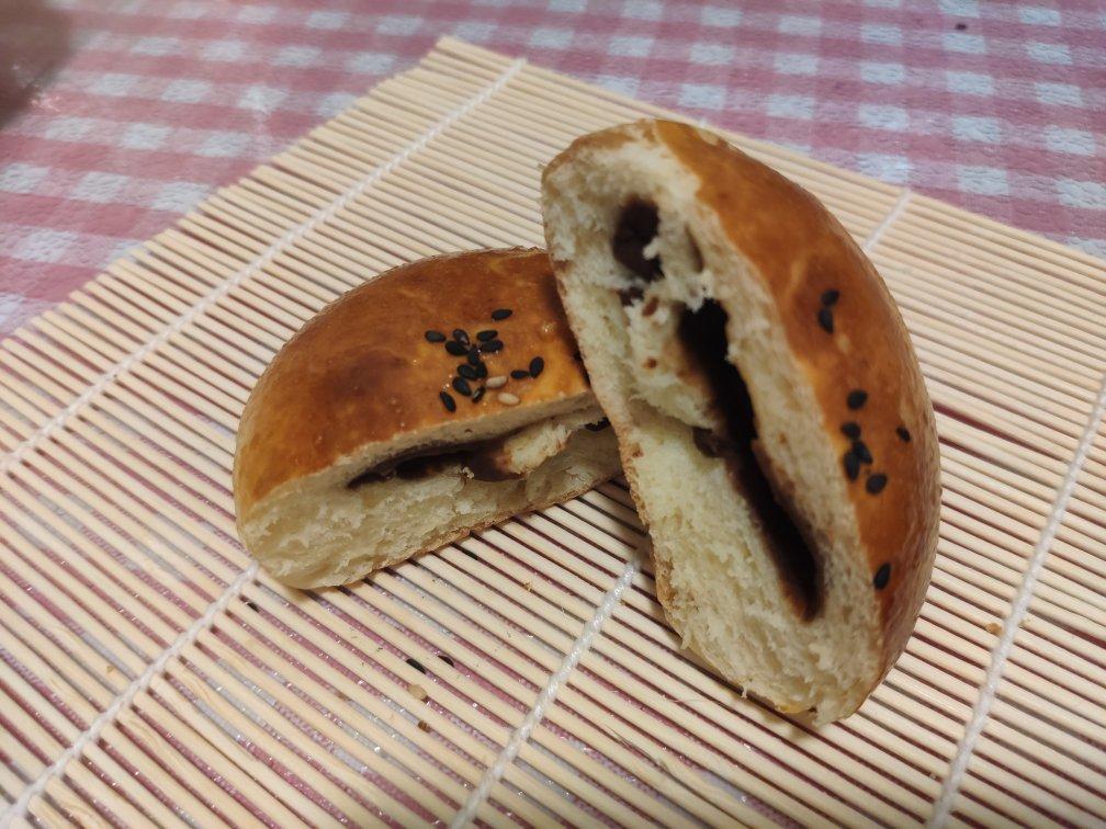 超软的奶香红豆沙面包