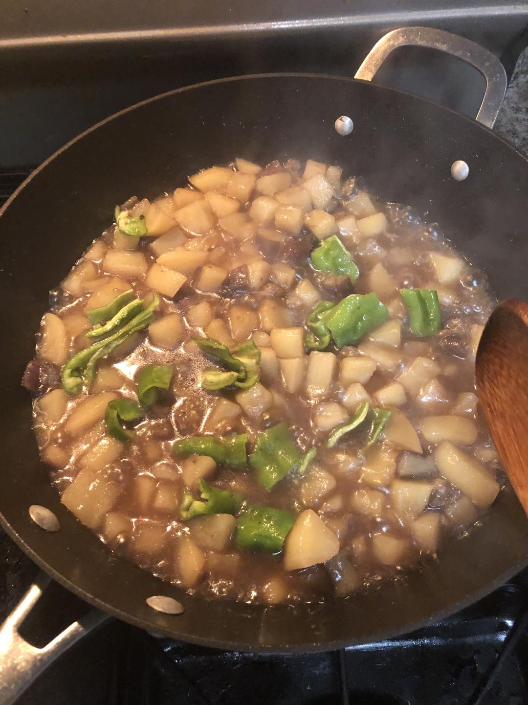 快手下饭菜土豆烧茄子的做法 步骤4