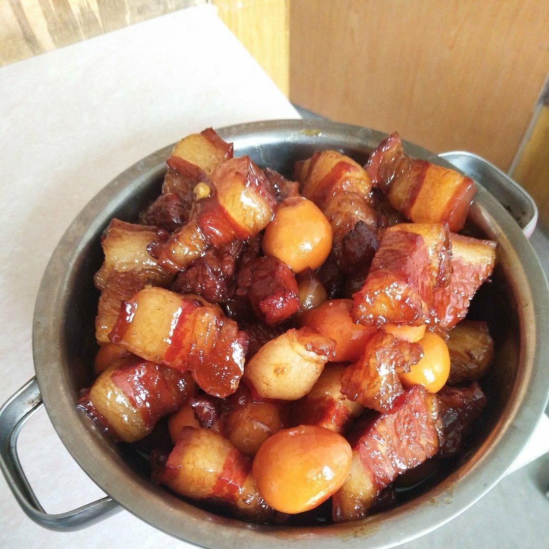 加了鹌鹑蛋后，这盘红烧肉，美味的逆天啦——鹌鹑蛋烧肉（孔瑶食谱）