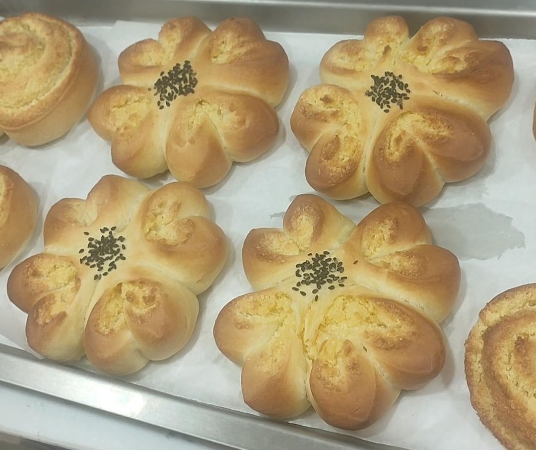 超软花朵椰蓉面包，仅需一次发酵，造型简单立体，持续柔软隔夜不变硬