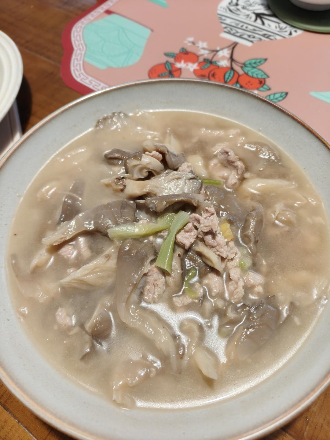 10分钟鲜掉眉毛的平菇肉片汤