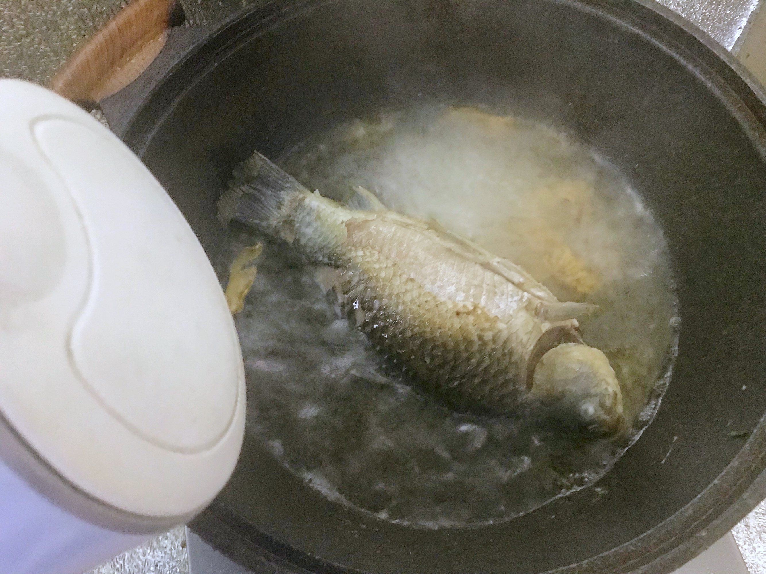 汤白鱼鲜营养多，鲫鱼豆腐汤的做法 步骤5