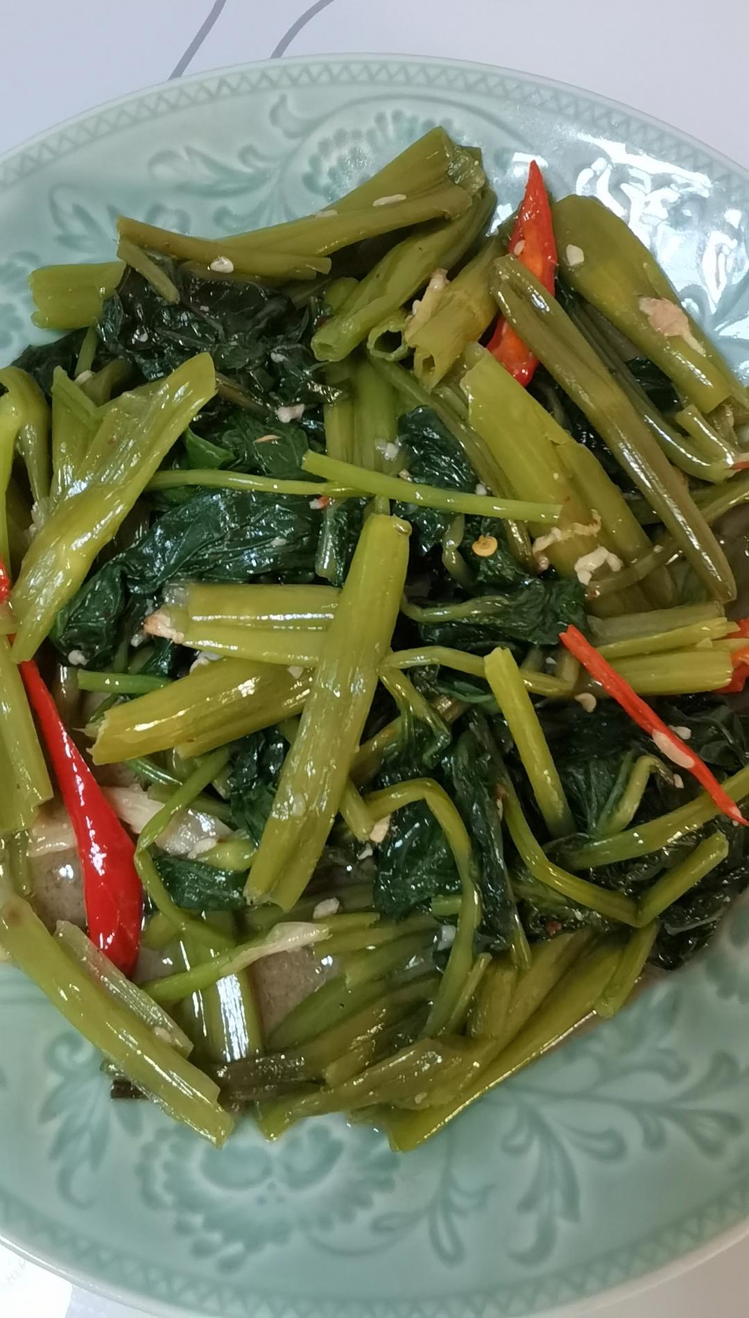 炒空心菜，直接下锅炒就错了，酒店大厨教不外传技巧，脆绿不出水