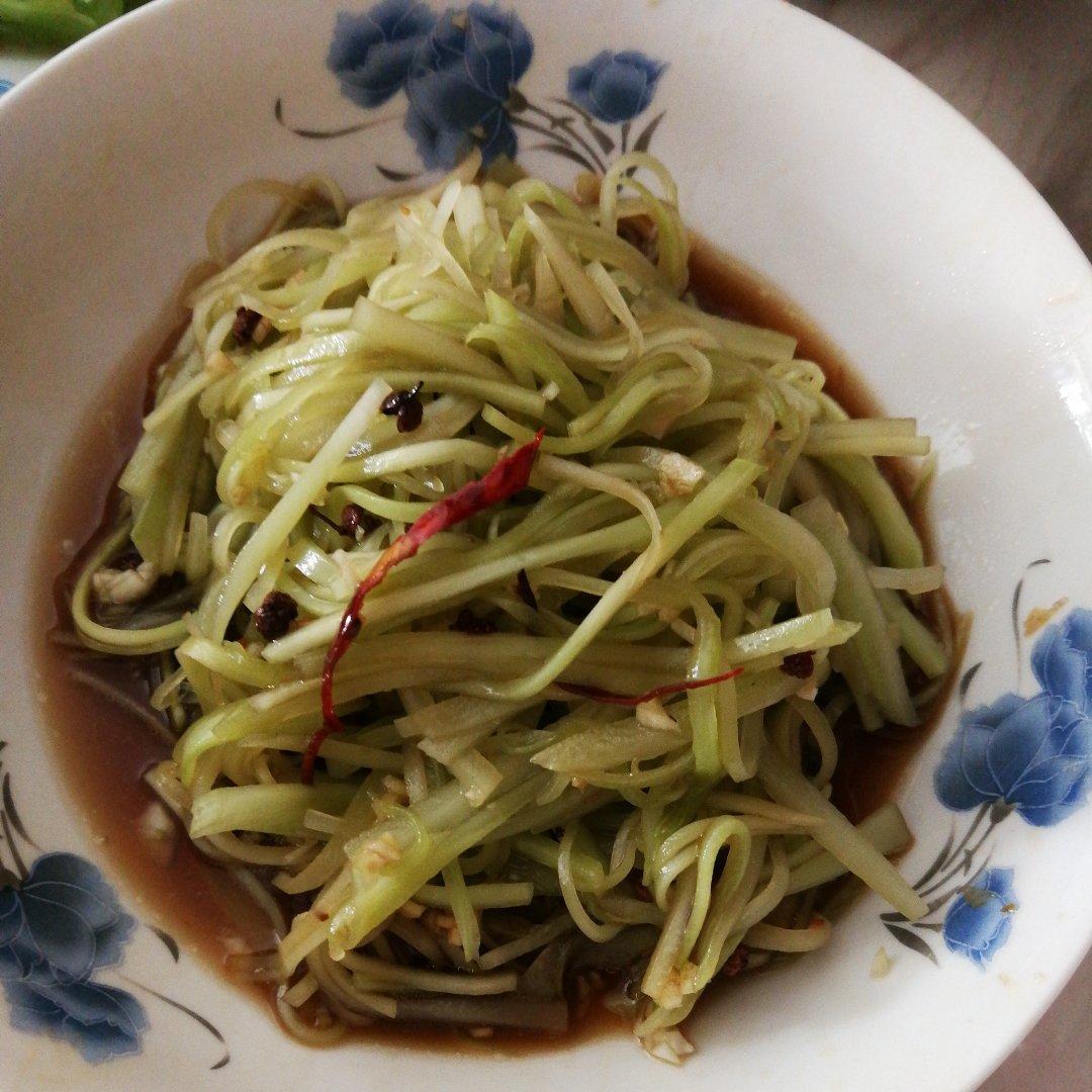 椒油炝拌莴笋丝