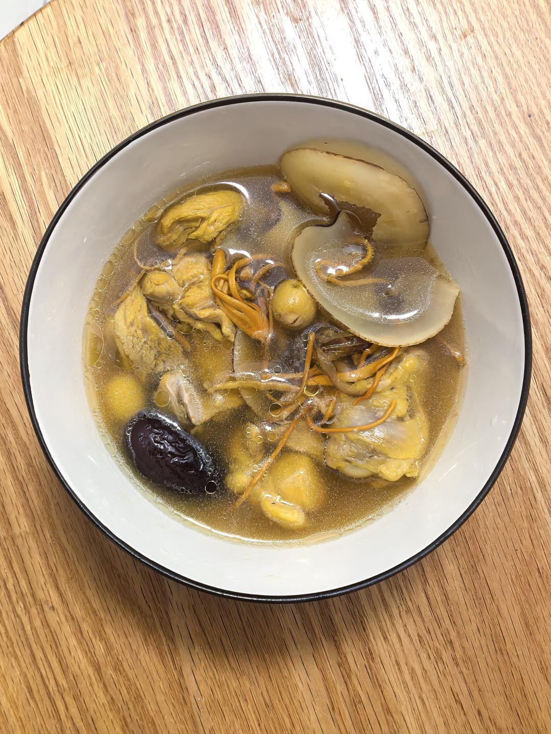 菇菌鲜鸡汤