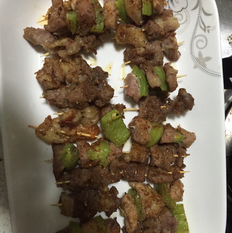 生烤羊肉串