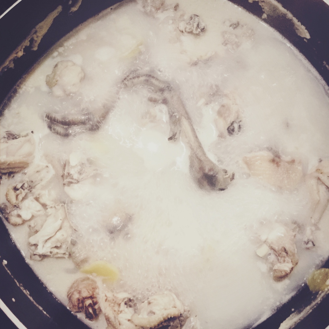 椰汁泉水土鸡锅