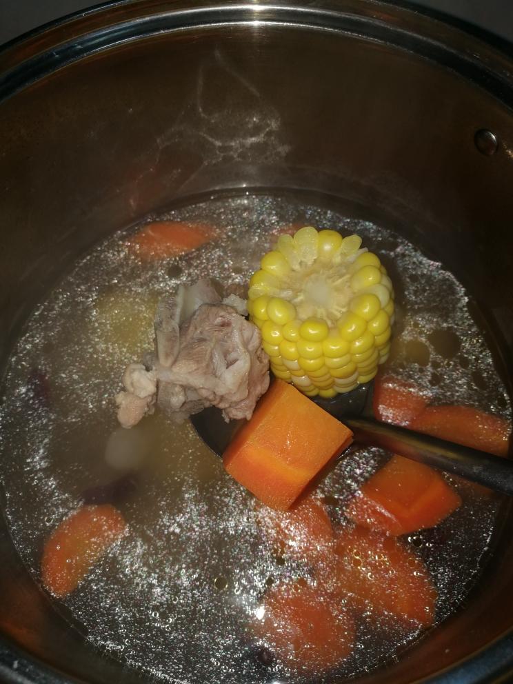红萝卜玉米骨头汤
