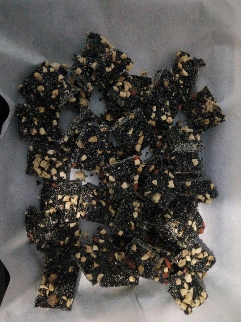 枸杞核桃花生黑芝麻片