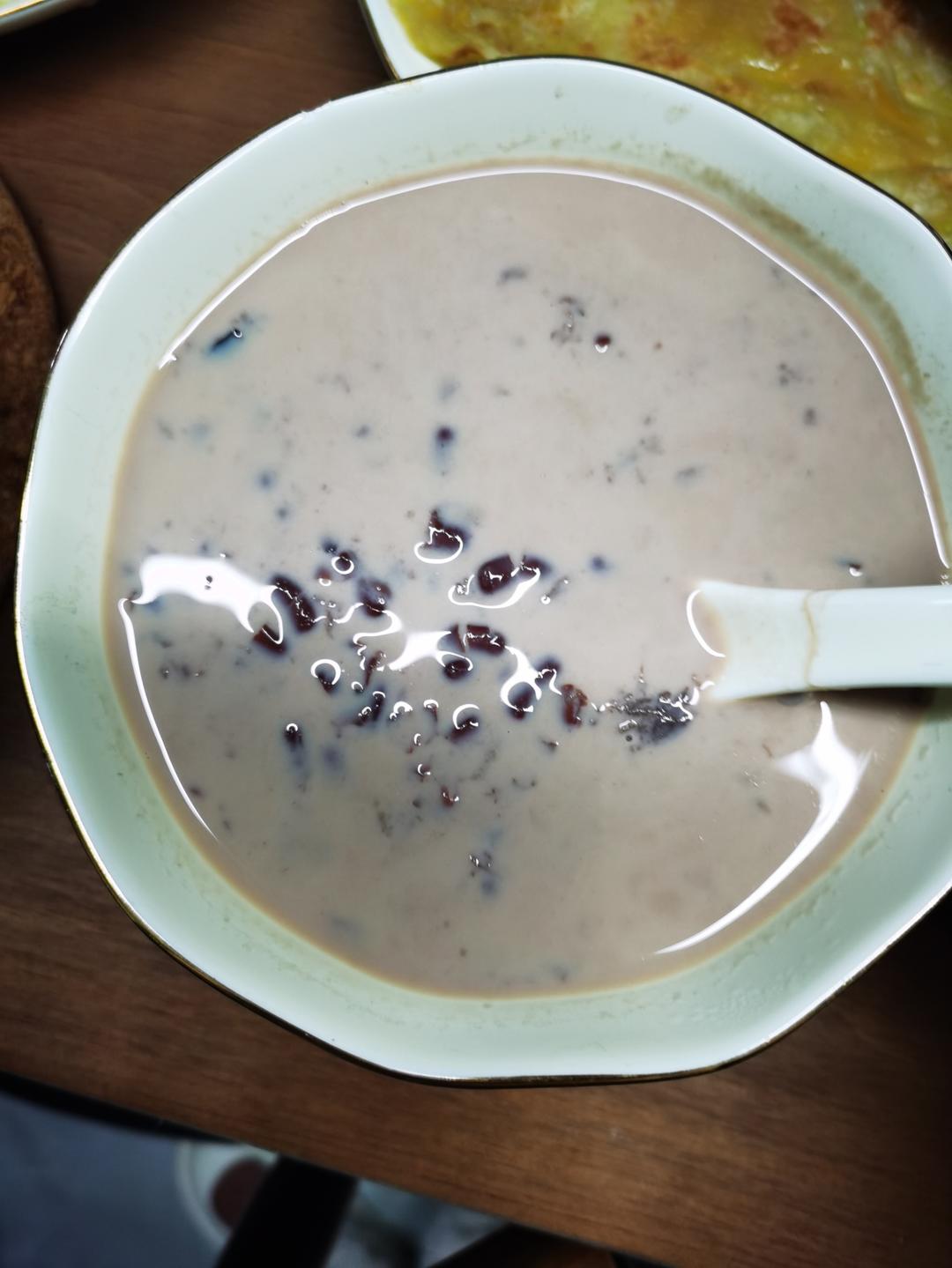 养颜补血的红豆牛奶羹