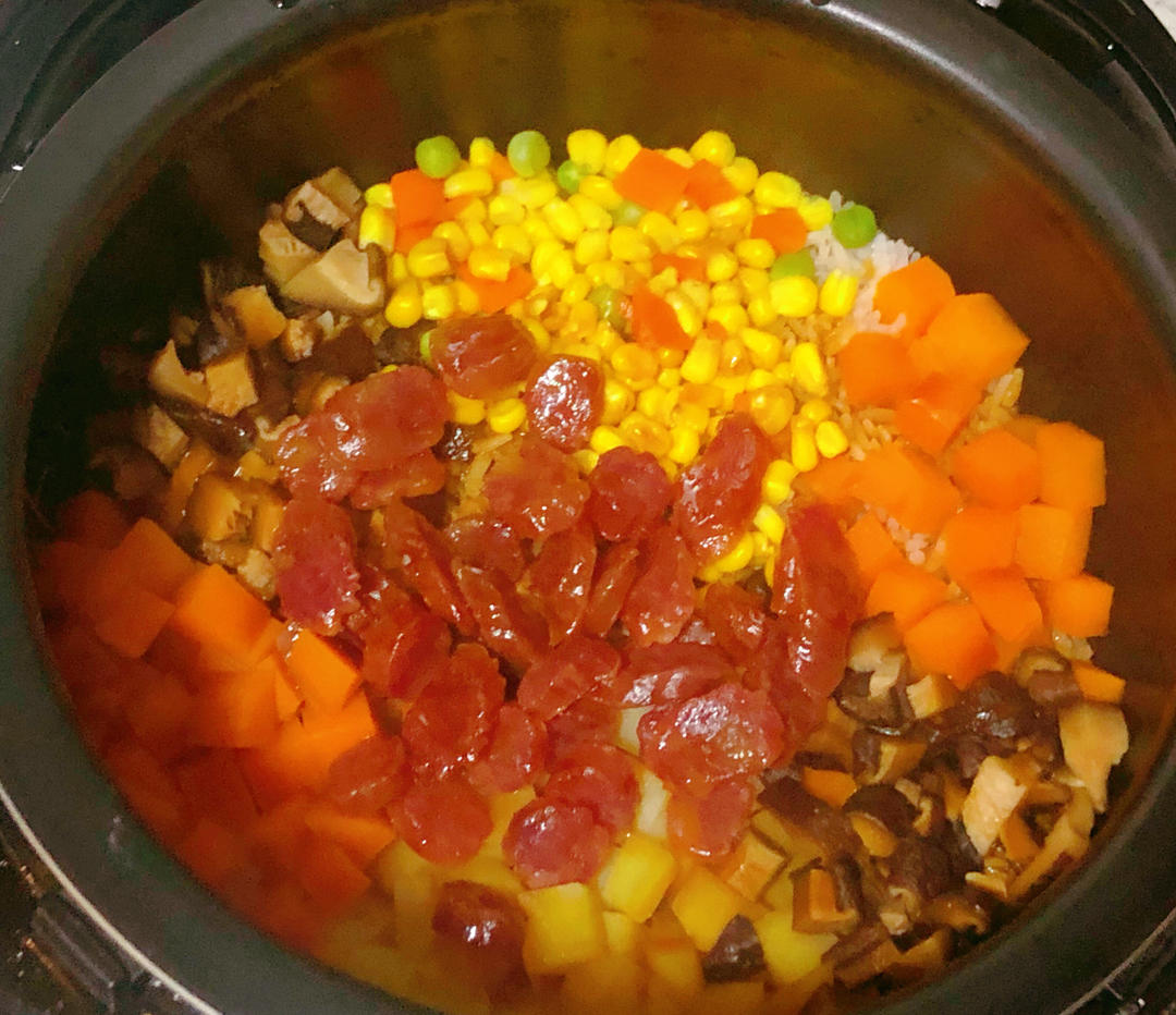 电饭锅腊肠腊肉煲仔饭，简单易上手，新手一次成功，快手主食