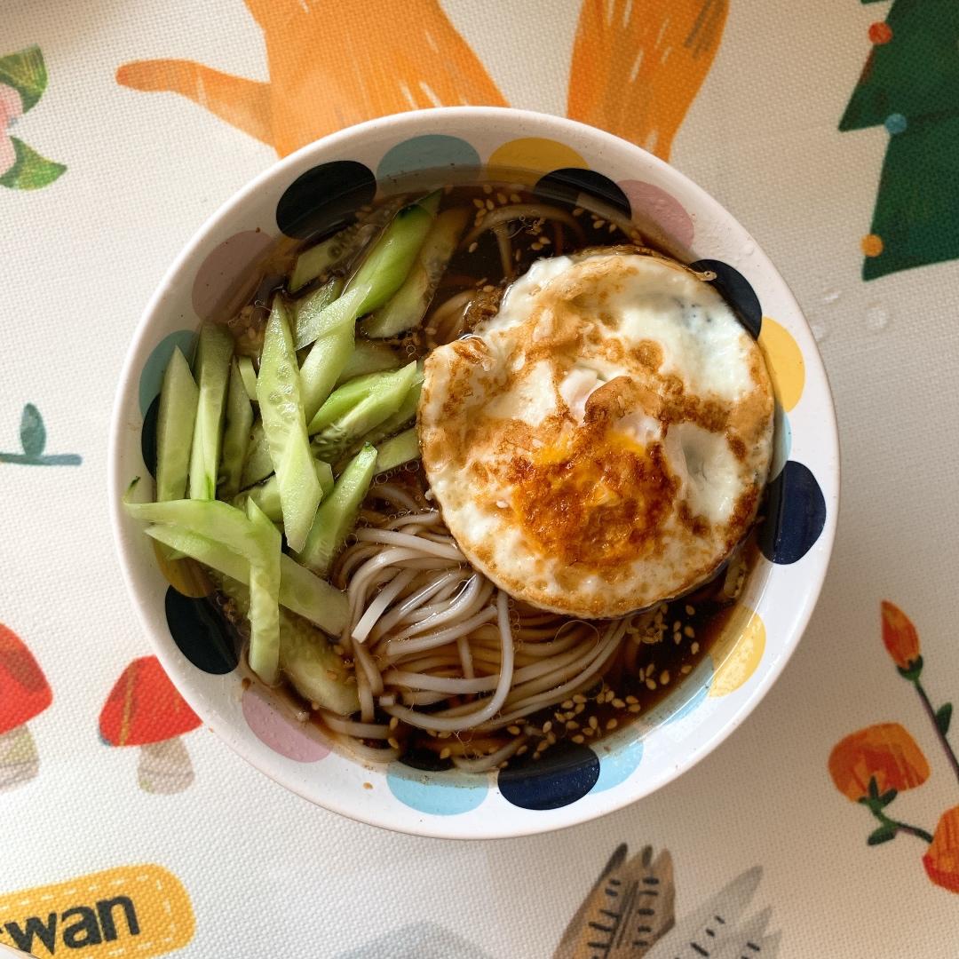 带汤的“油泼面”配卡通荷包蛋