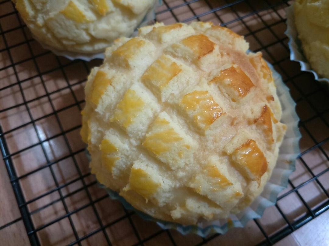 好吃到炸裂的港式菠萝包（附带制作酥皮的小视频）