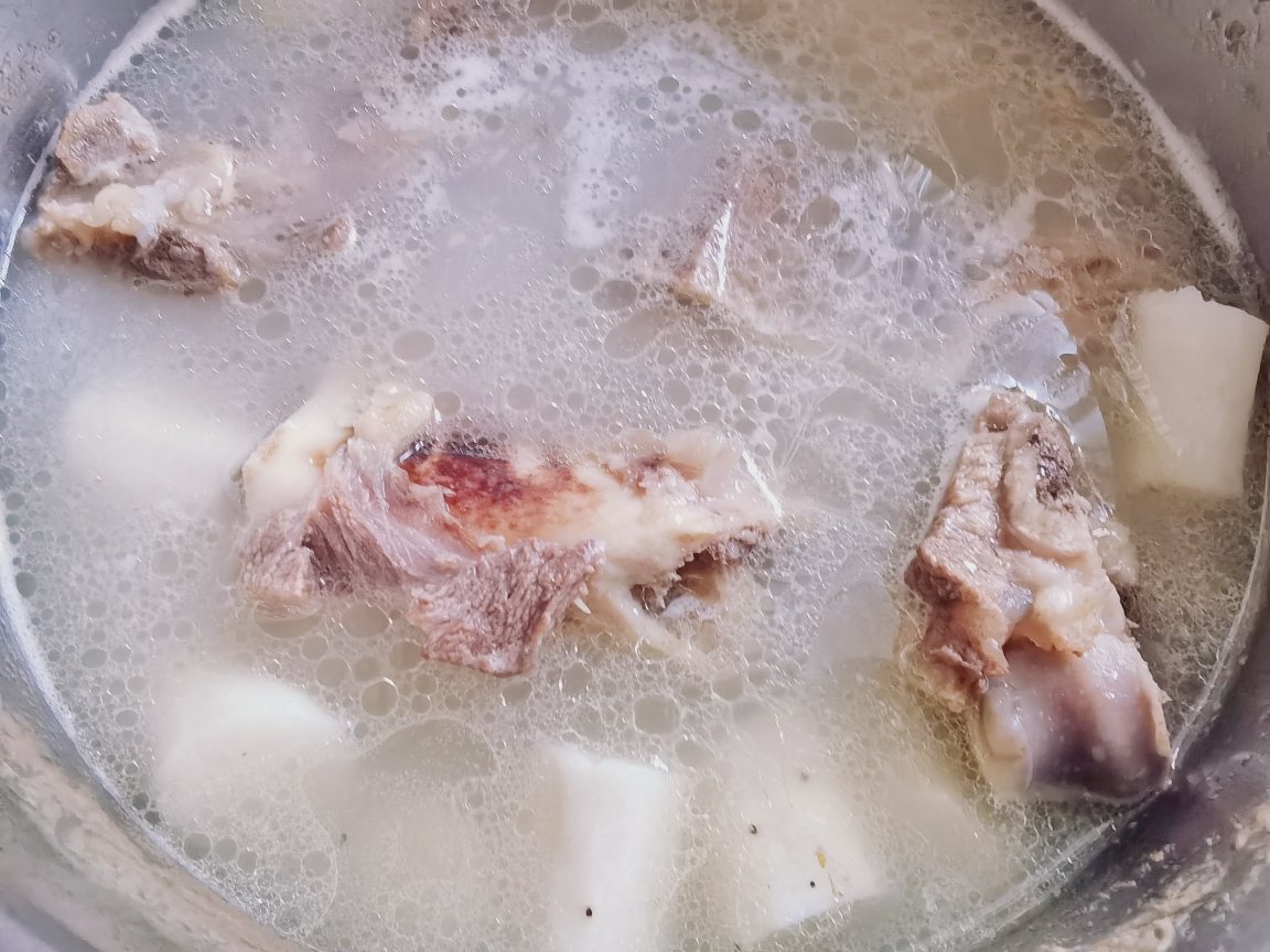 超简单浓白筒骨汤—关键一步就是先炒下…的做法