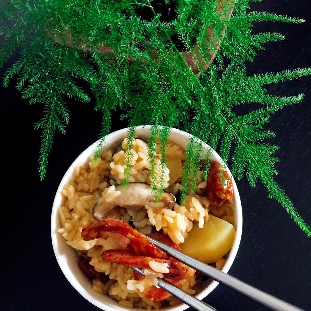 香菇腊肠土豆焖饭