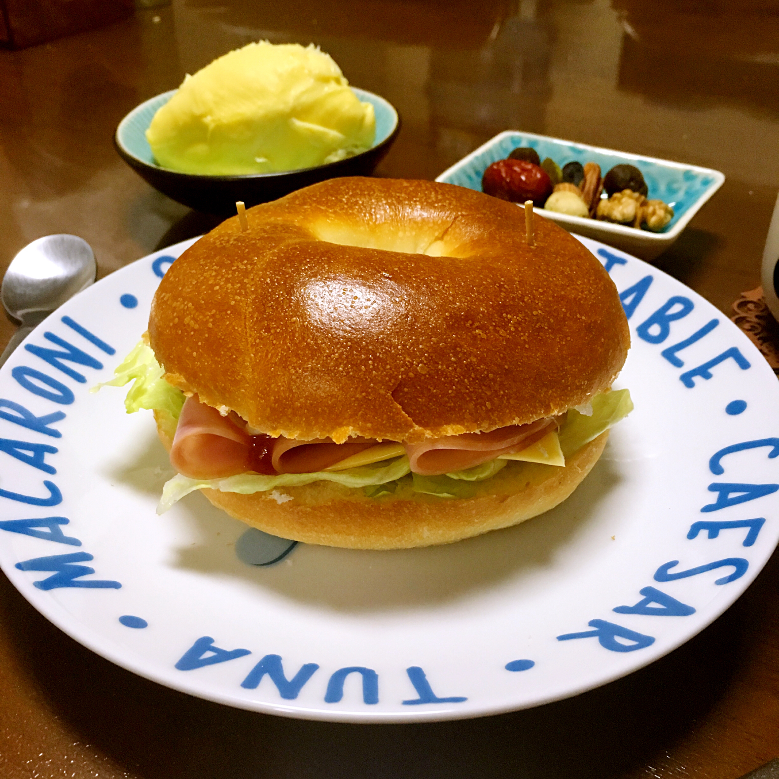 黑芝麻贝果三明治