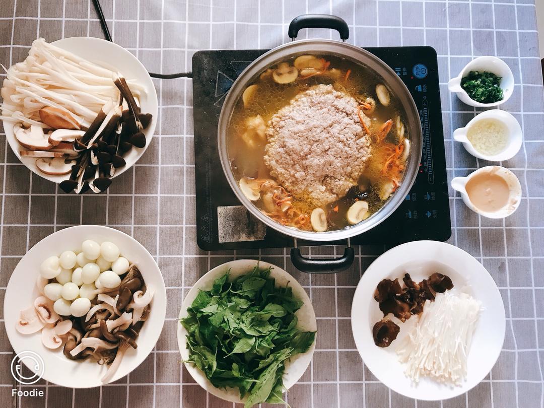 冬日里最温暖的一锅“肉饼鸡汤煲”——配菜各类菌菇的做法