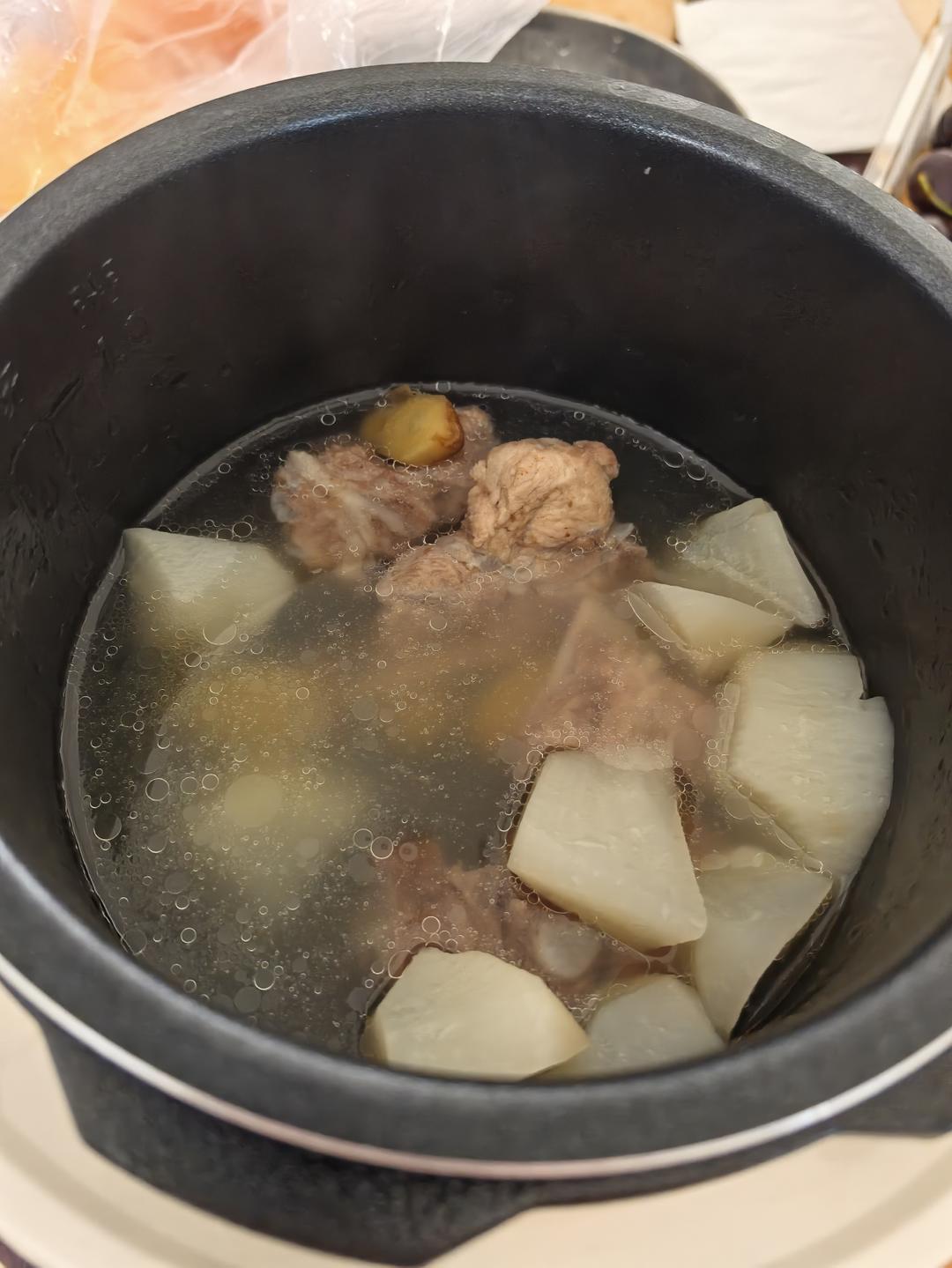 萝卜炖排骨-秋冬懒人汤