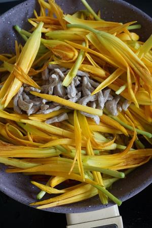 新鲜黄花菜炒肉丝的做法 步骤9