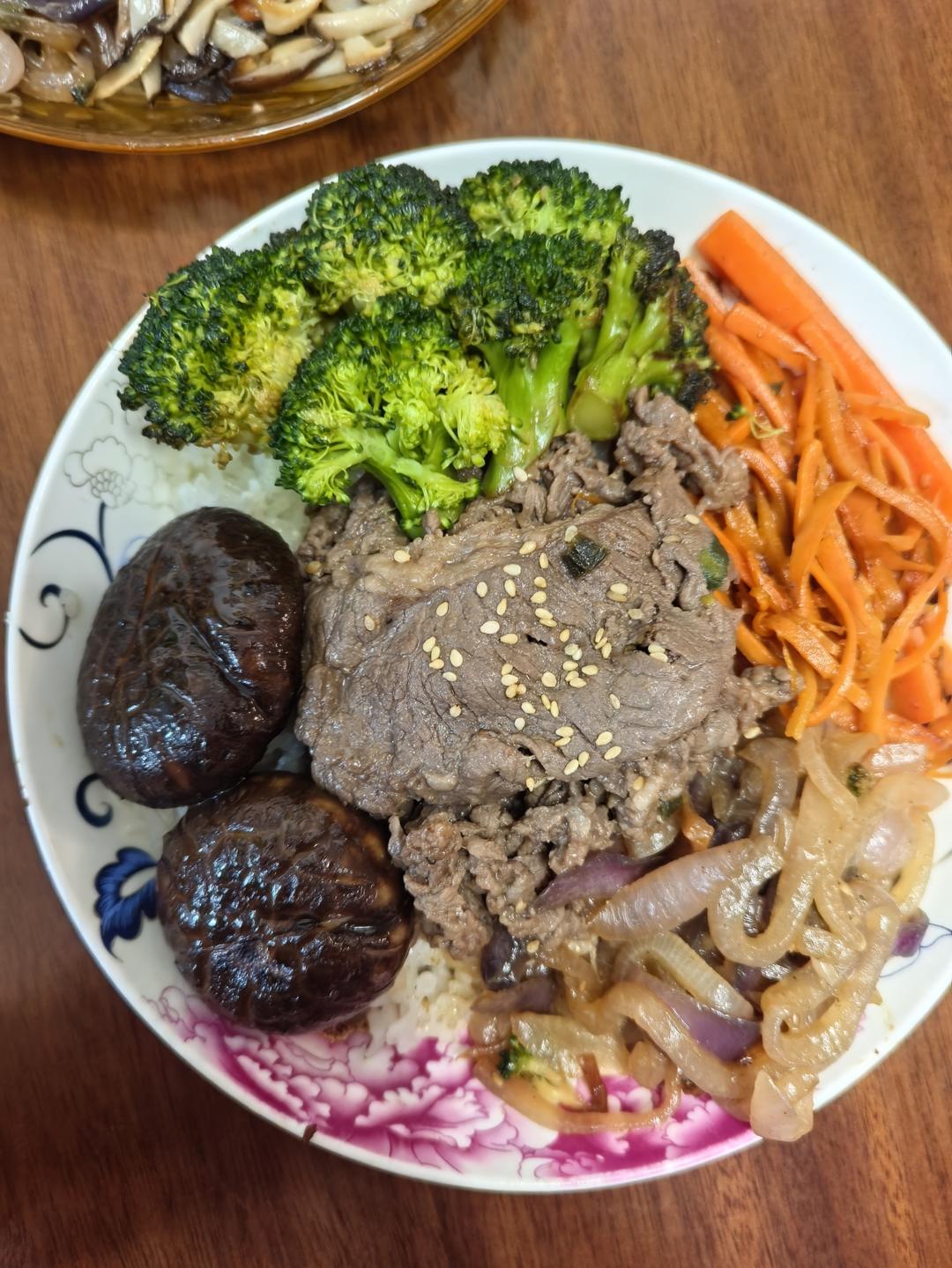 韩式肥牛石锅拌饭