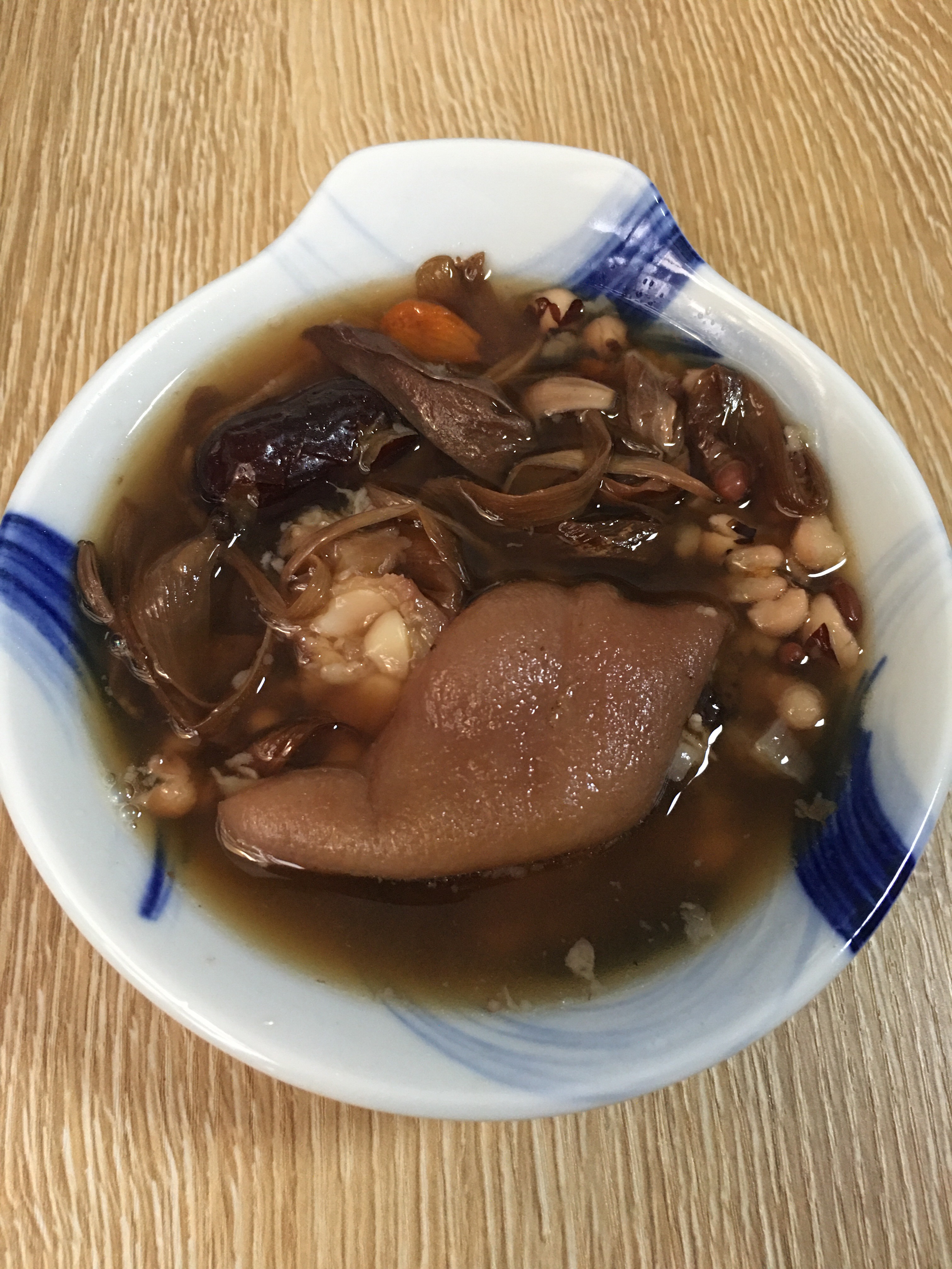 猪蹄荷花祛湿汤的做法