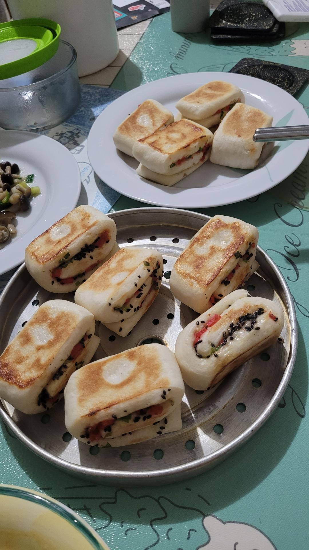 鸡蛋火腿葱什锦发面切饼