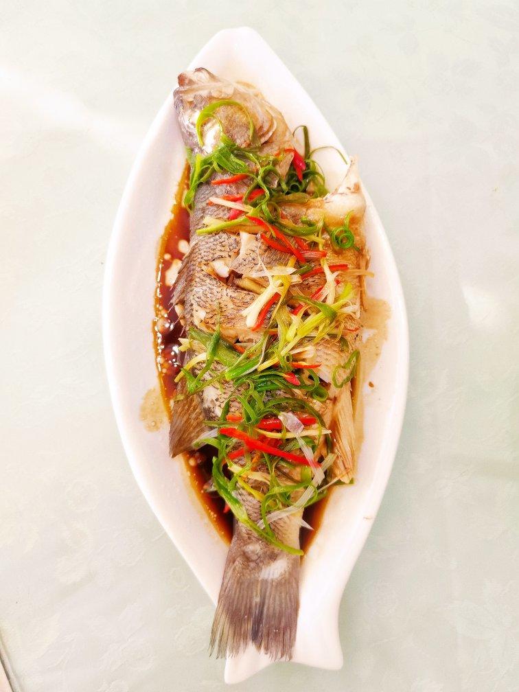 独家试爱做的清蒸鲈鱼三步搞定