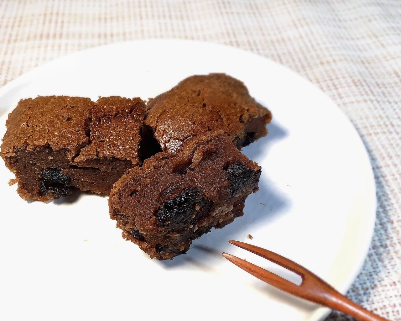 葡萄干椰香巧克力蛋糕的做法