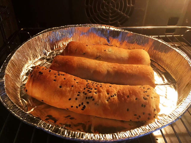 千层酥皮香肠卷