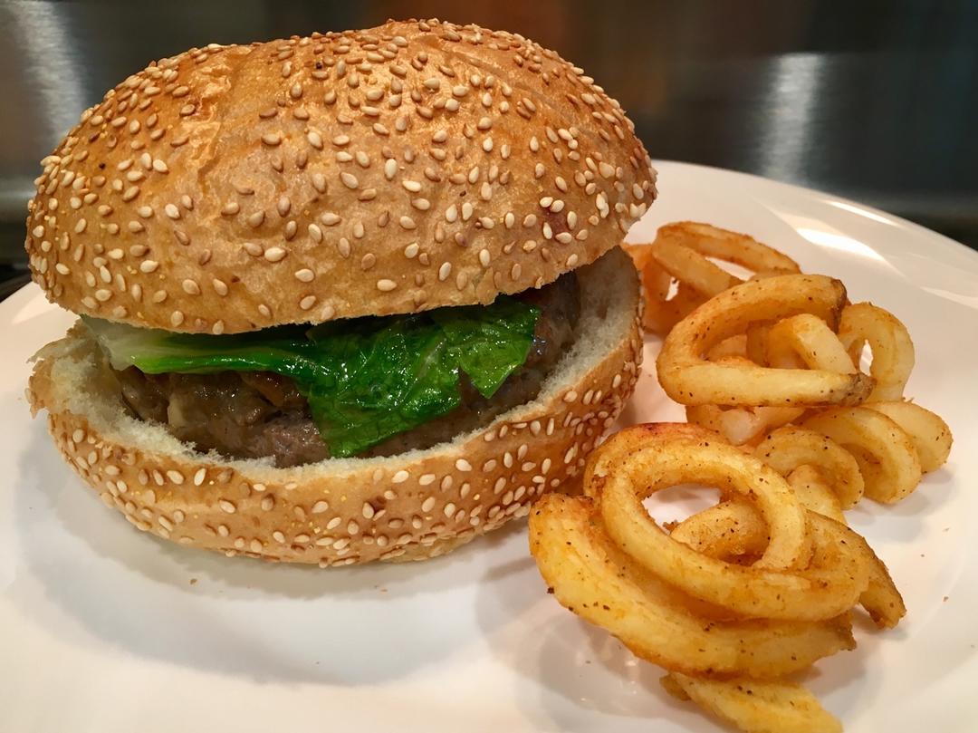 洋葱牛肉汉堡 Beef Hamburger with Fried Onions