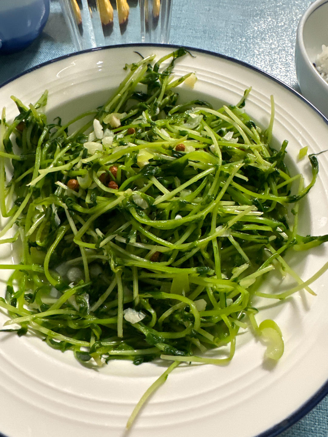 清炒豌豆苗，就爱这抹带着清香的翠绿～