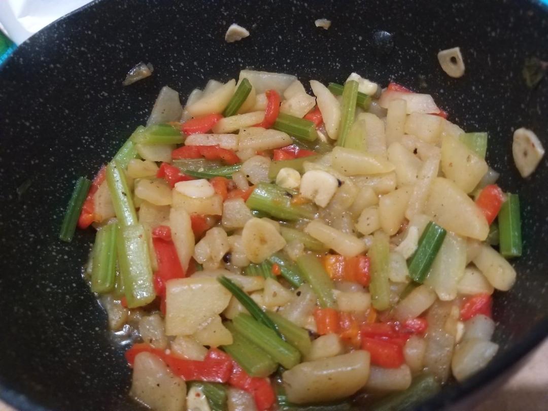 土豆炒芹菜