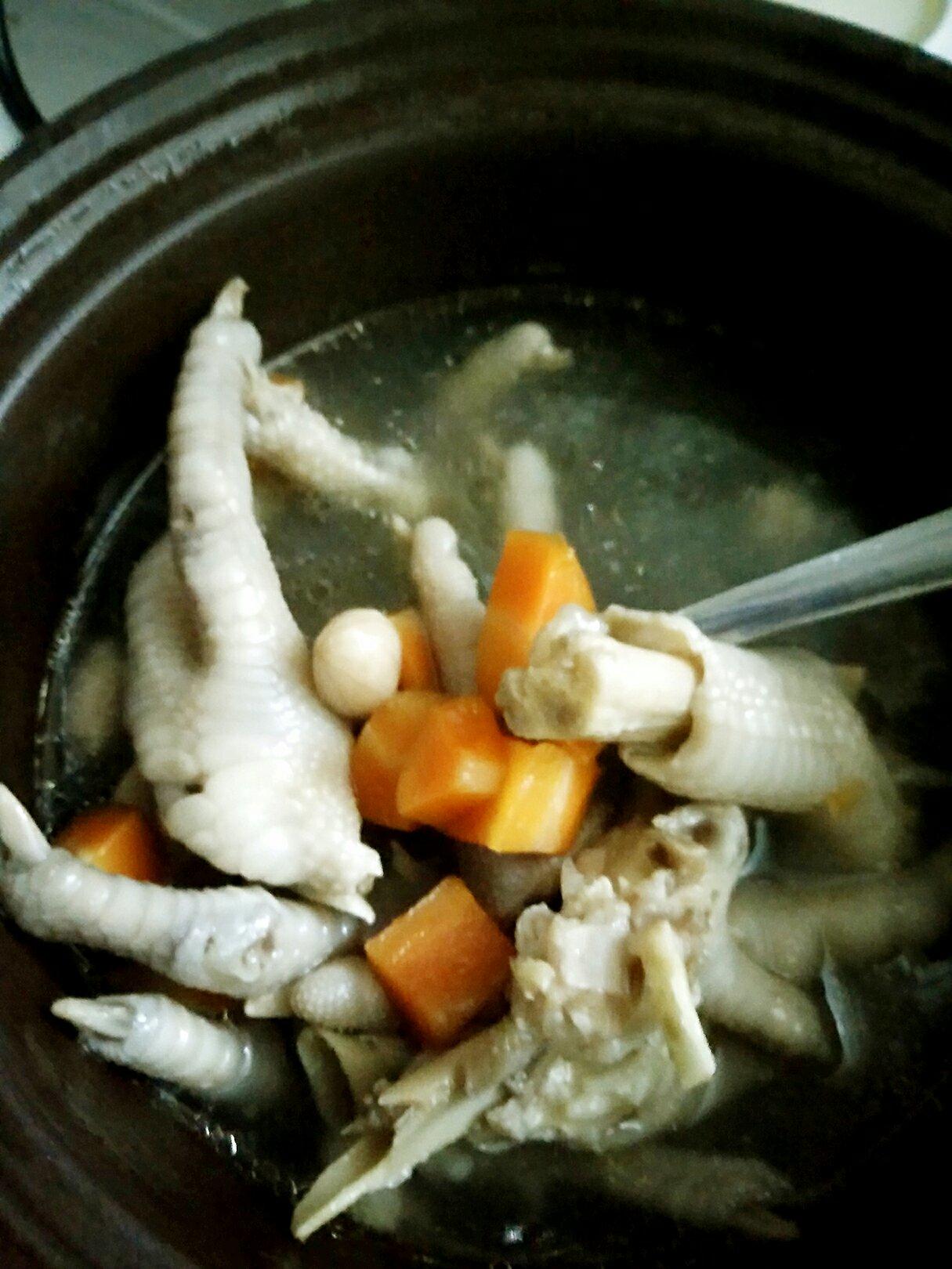 胡萝卜瑶柱花生鸡脚汤的做法