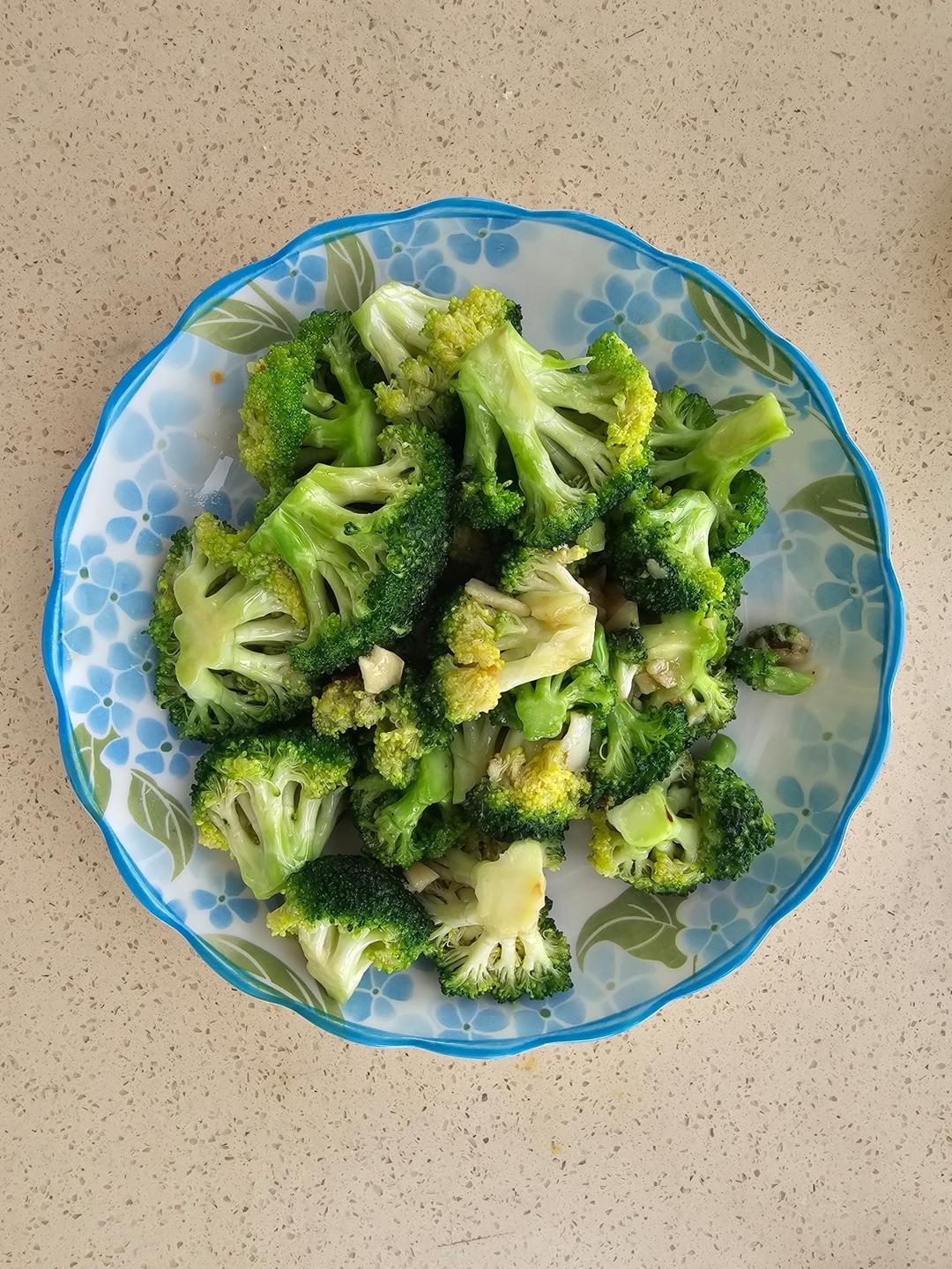 好吃到爆的耗油蒜蓉西兰花(从不修图，喜欢请关注)