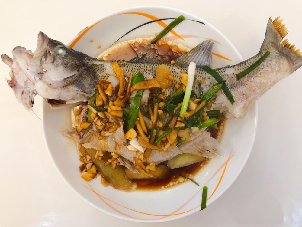 清蒸鲈鱼（家常做法）