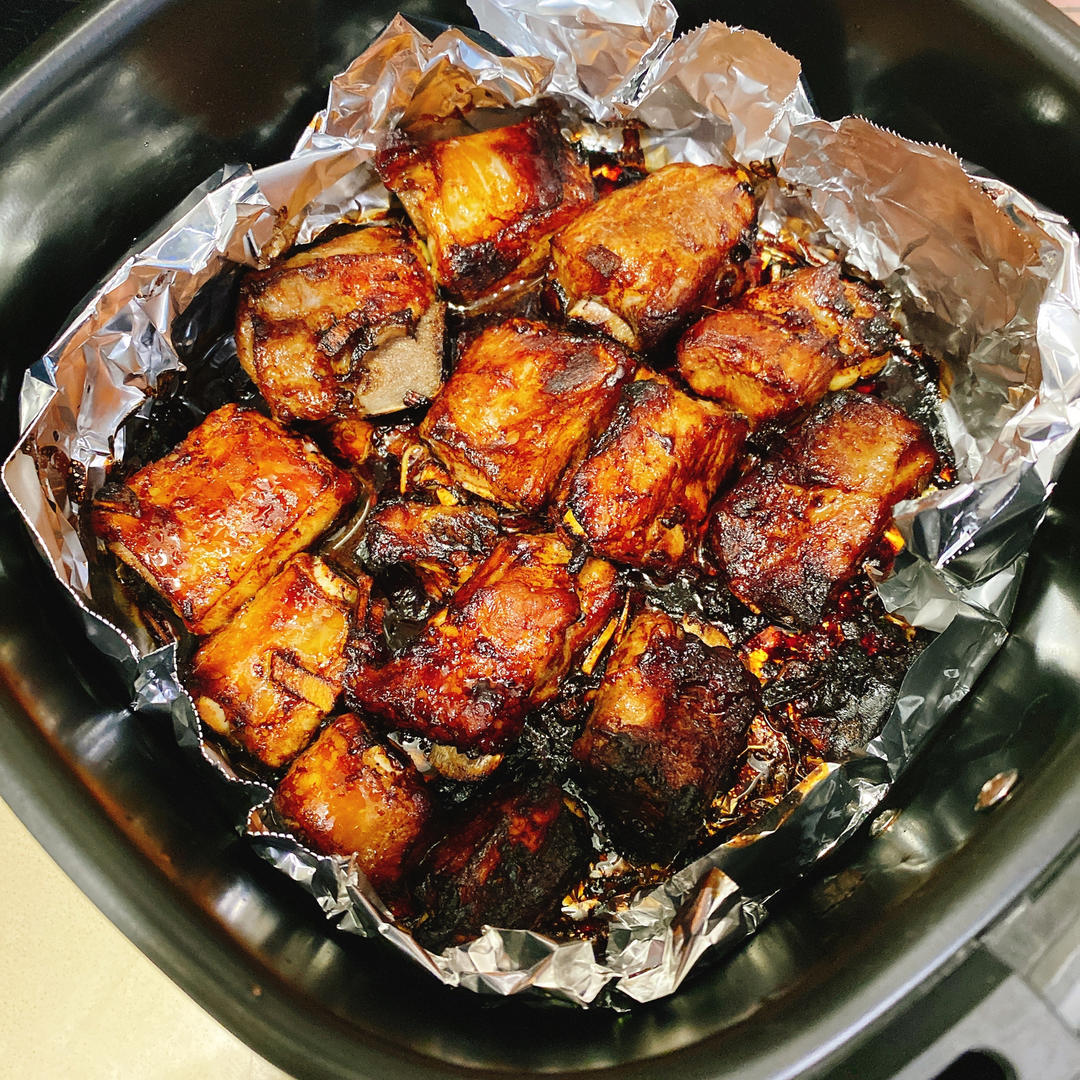 外焦里嫩！好吃到舔手指的蒜香烤排骨