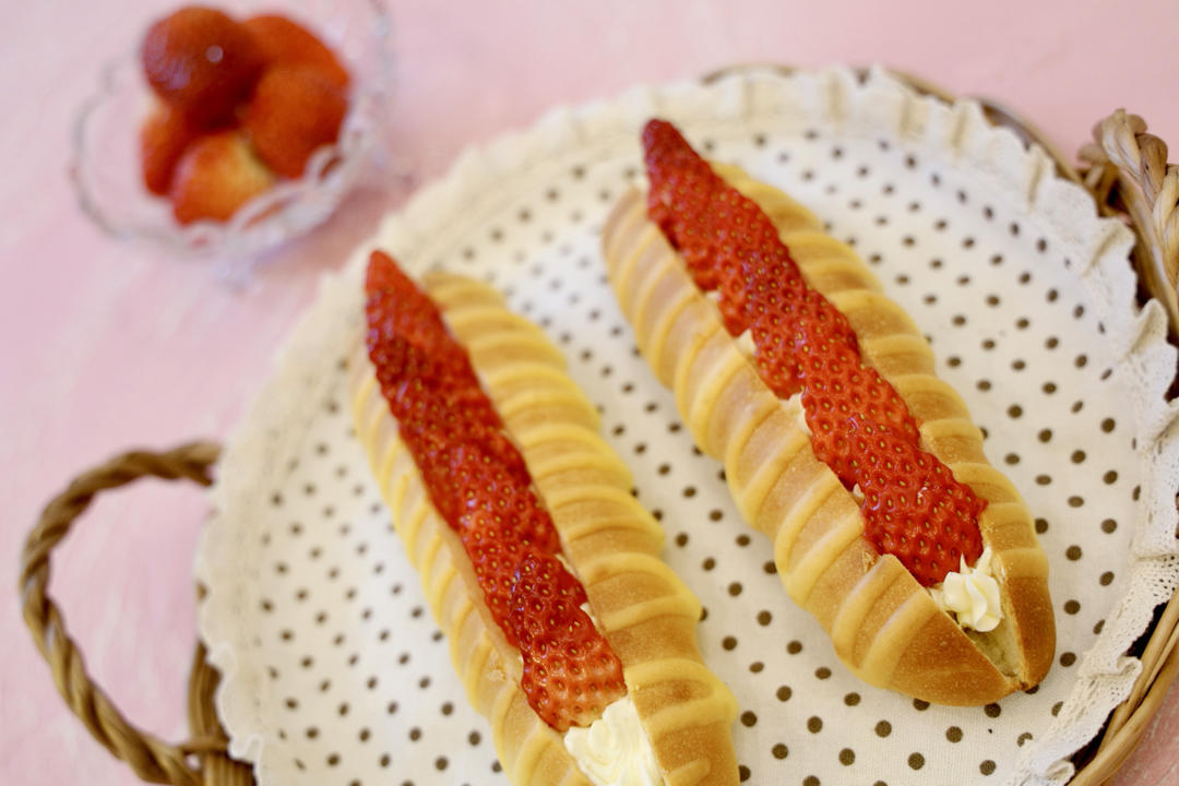 yoland_22做的草莓奶露维也纳【毛毛虫面包】