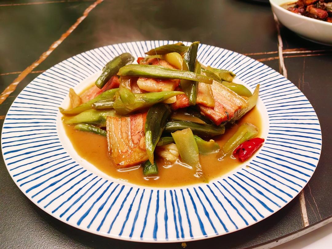 腊肉三炒之湖北人的红菜薹炒腊肉