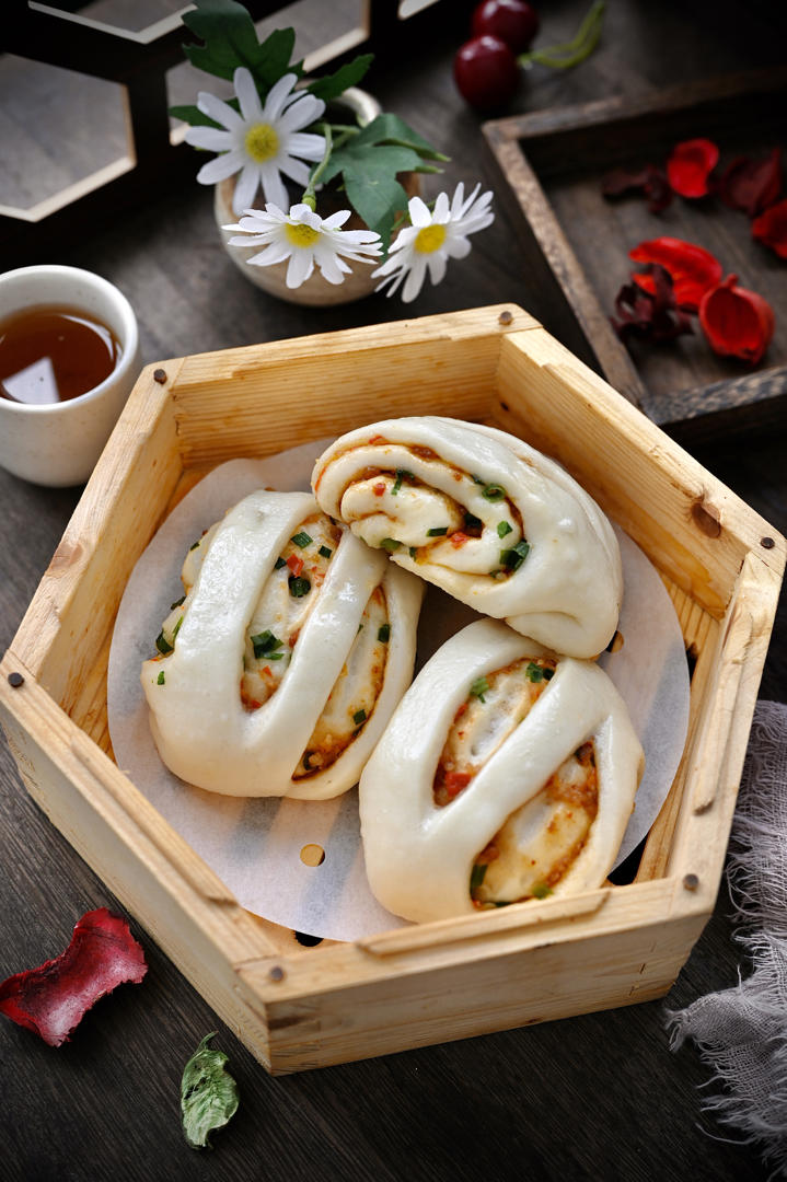 湖南志明厨师学校做的一口气可以吃三个的鲜肉辣椒卷&芝麻糖卷